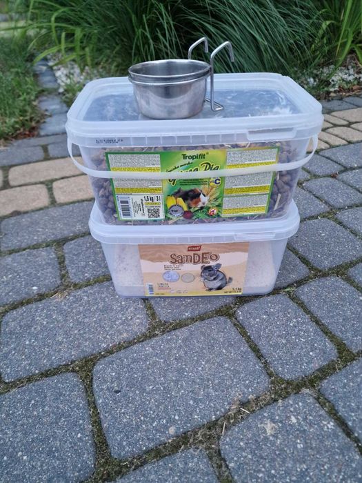 Bardzo ładna, solidna klatka dla zwierzaka plus akcesoria