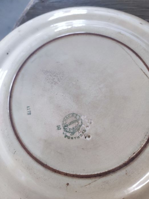 Vendo pratos muito antigos