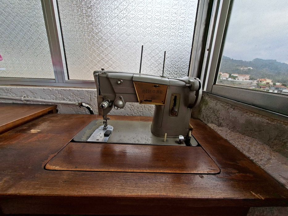 Máquina de costura Singer a funcionar