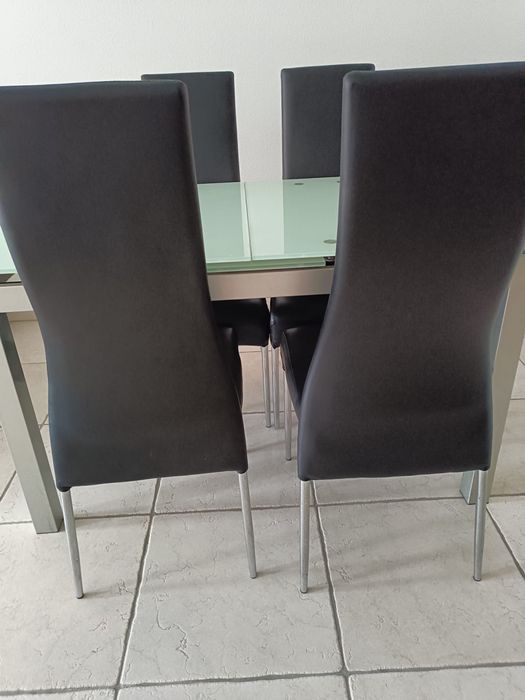Mesa de sala e cadeiras / Conjunto