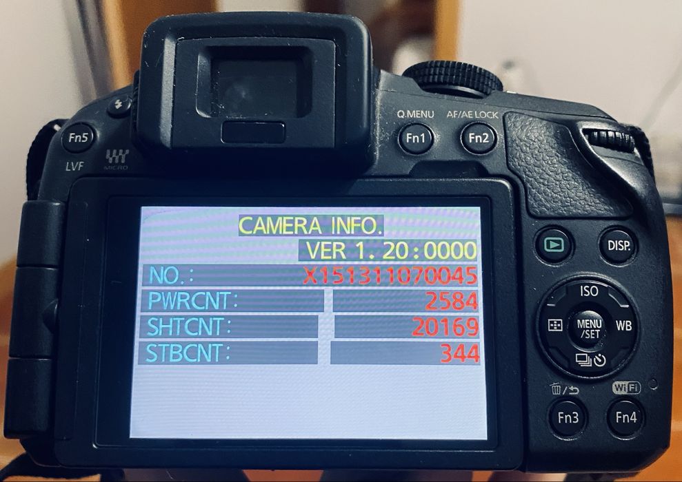 Panasonic Lumix G6 + Lente 14-42mm (Ecrã Rotativo / Wi-Fi)