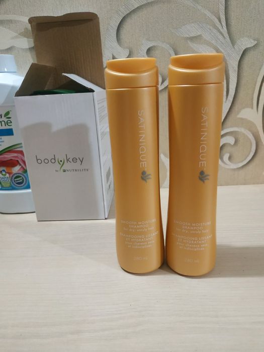 Шампунь SATINIQUE AMWAY Зволожуючий шампунь  для розгладження волосся.