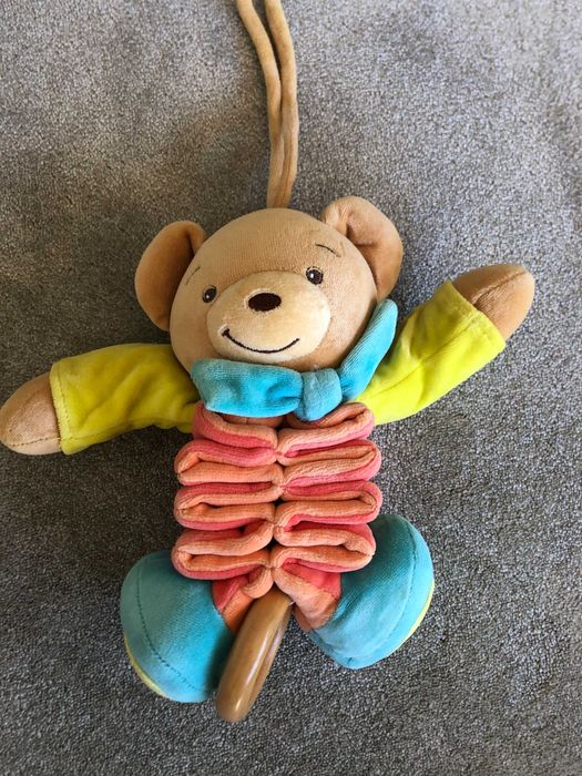 Boneco de pendurar com musica Kaloo - urso com acordião