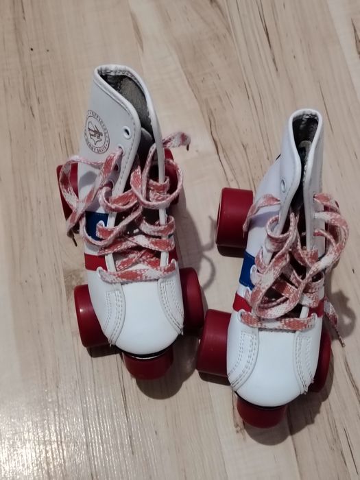 Wrotki Klasyczne Vintage Roller Derby Skate – Białe z Czerwonymi Kołami