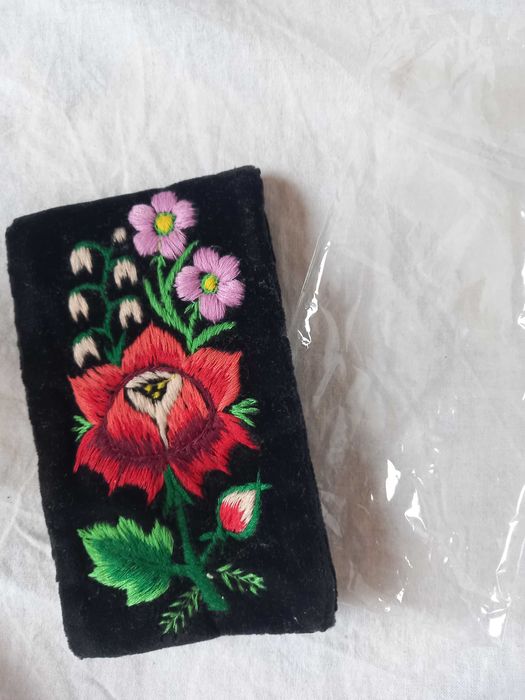 Etui na telefon ręcznie wyszywane