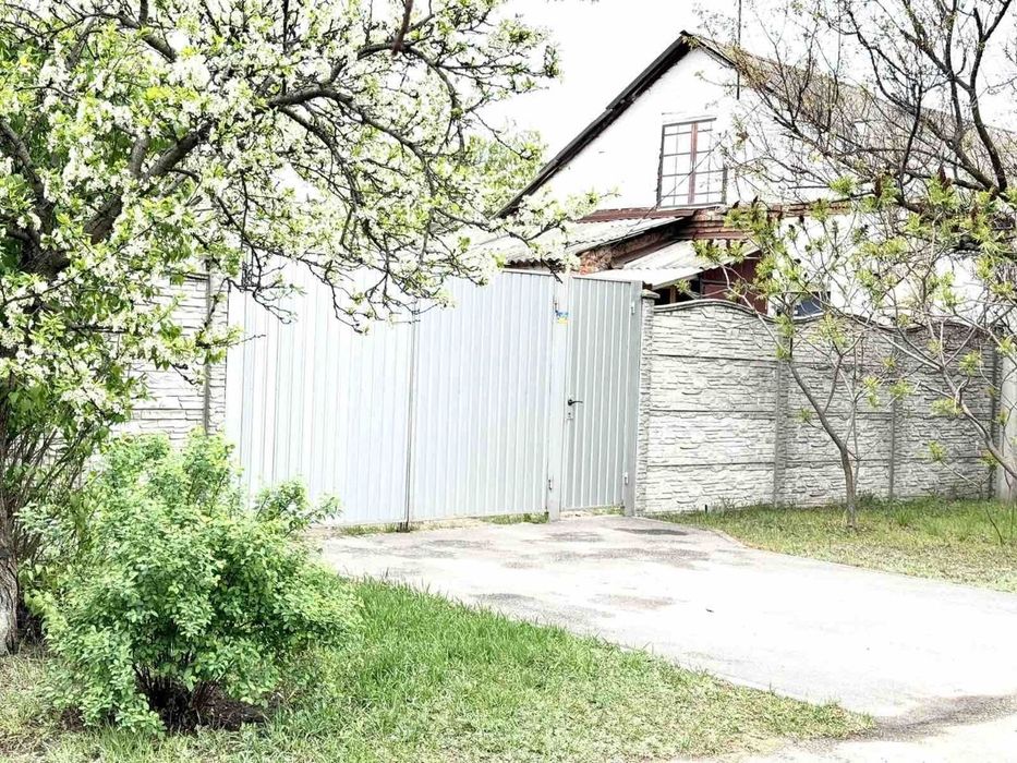 Продам полдома в районе завода Шевченко  со своим двором