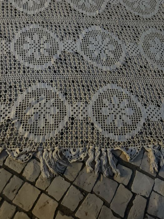 Colcha bordada em renda feita à mão