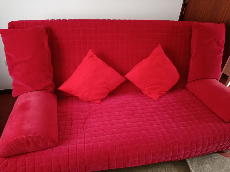 Sofá  cama devermelho aveludado.