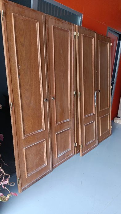 Três portas de roupeiro.
