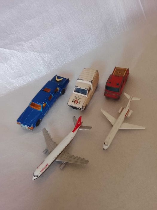 Miniaturas de Aviões e Carros Majorette.