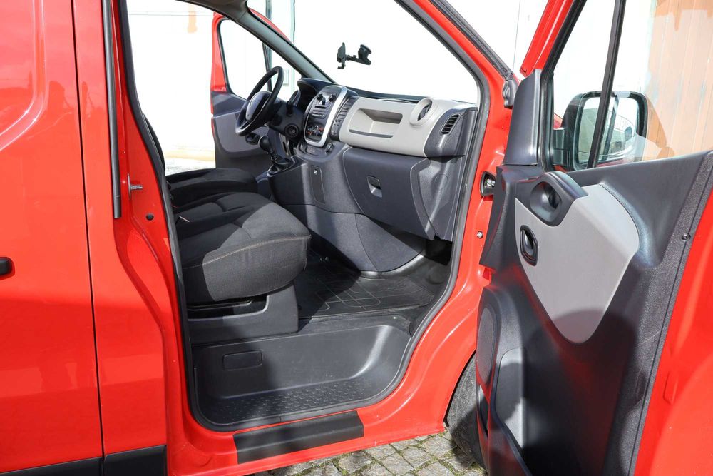 Renault Trafic 3  com barras no tejadilho