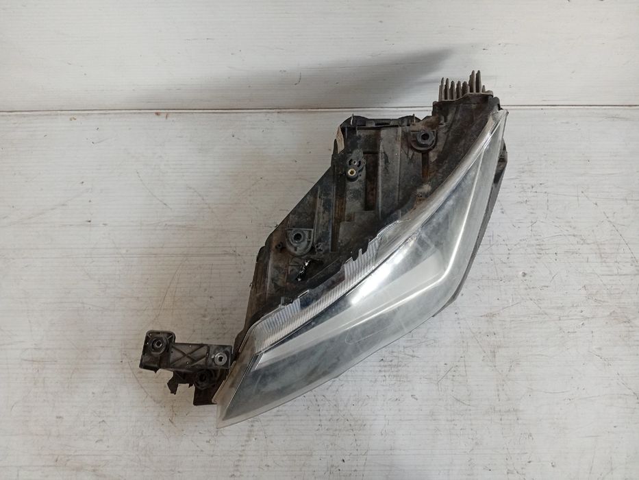 Ótica / farol esquerda SEAT Leon (5F1)