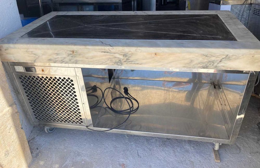 Bancada com frio, saladete