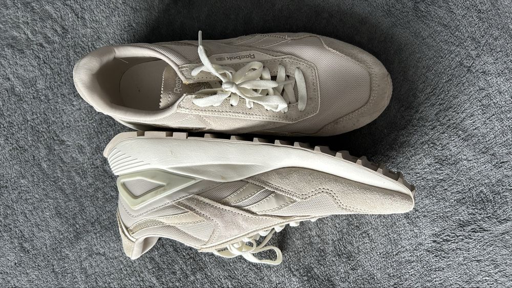 Кросівки Reebok унісекс 39 розмір бежеві замш/сітка