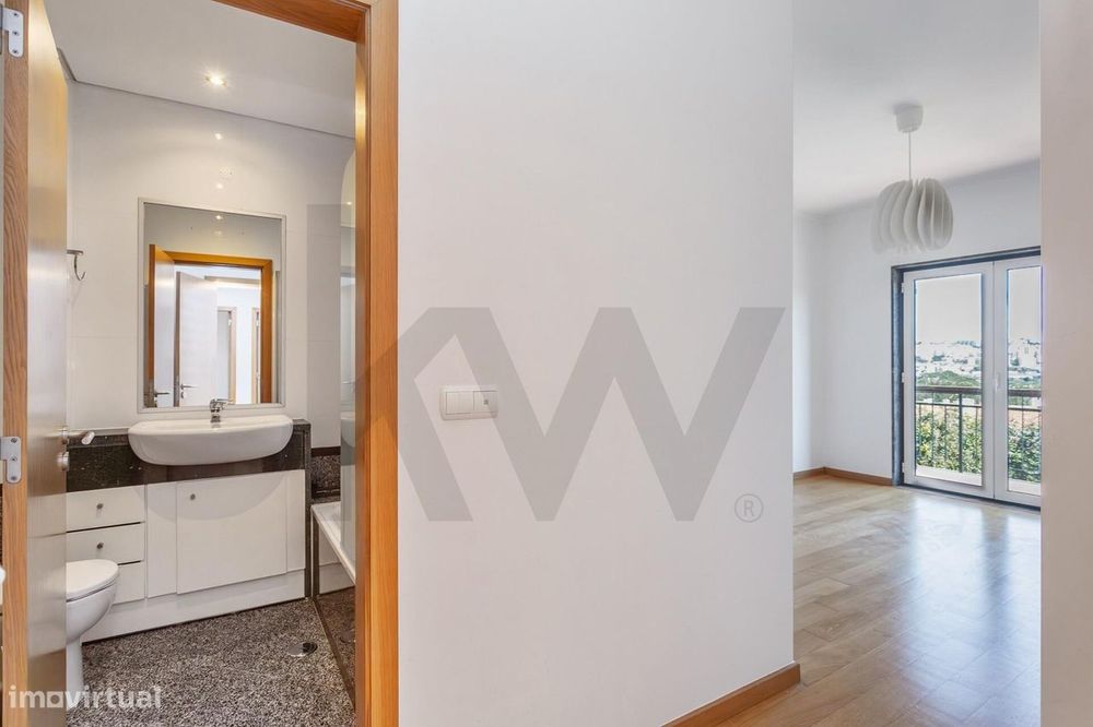 Moradia T4+2 com Jardim e Piscina para Arrendamento, junto ao Oeiras G