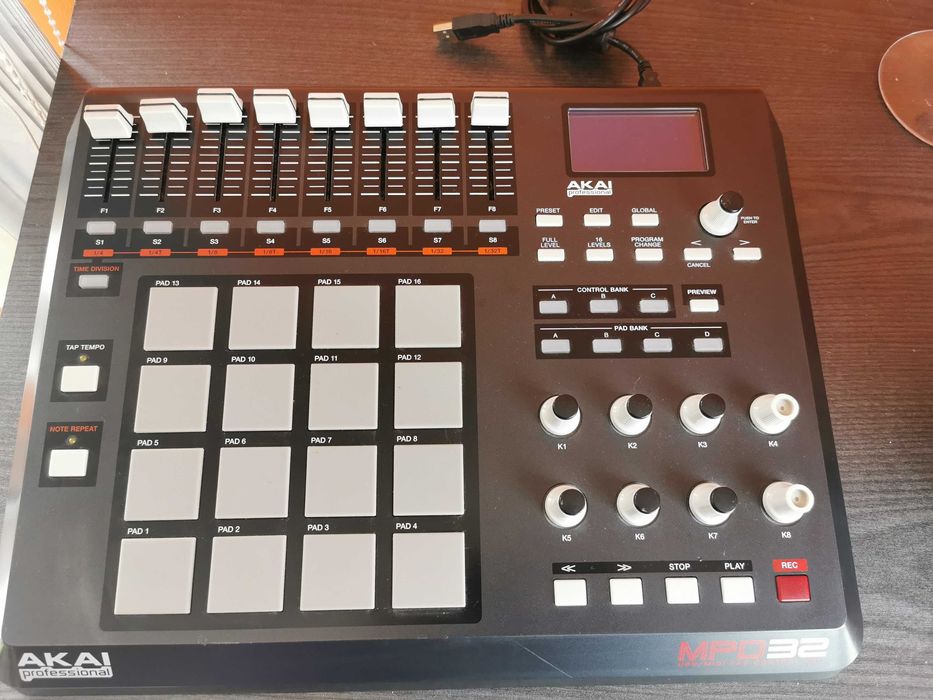 Akai MPD 32 - DJMania São João Das Lampas E Terrugem • OLX.pt