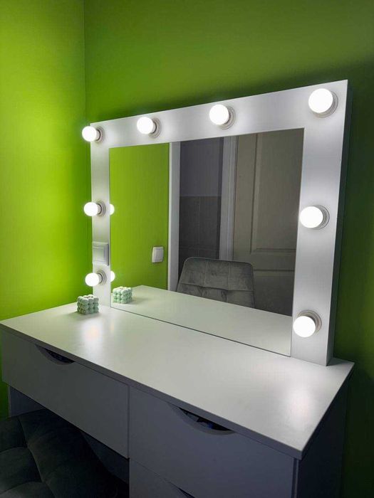 Туалетний столик з підсвіткою косметичний стіл дзеркало для макіяжу