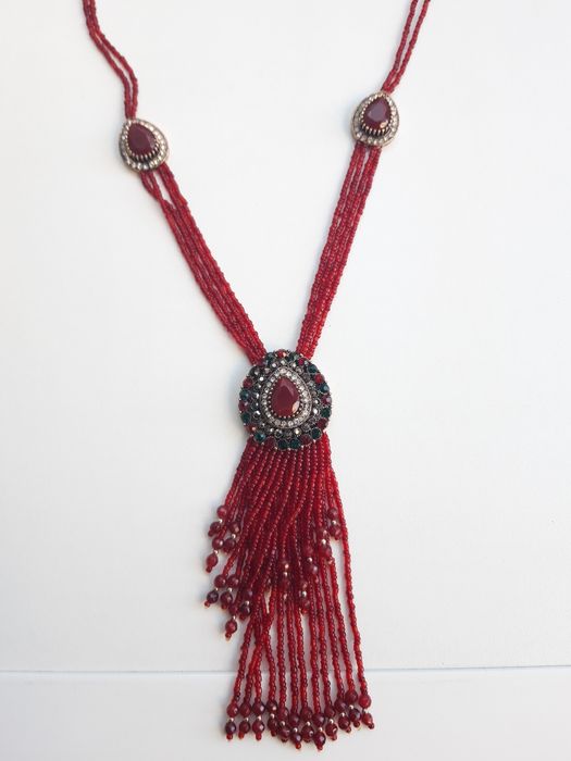 Red-toned Beaded and Sparkling Necklace (NEW)