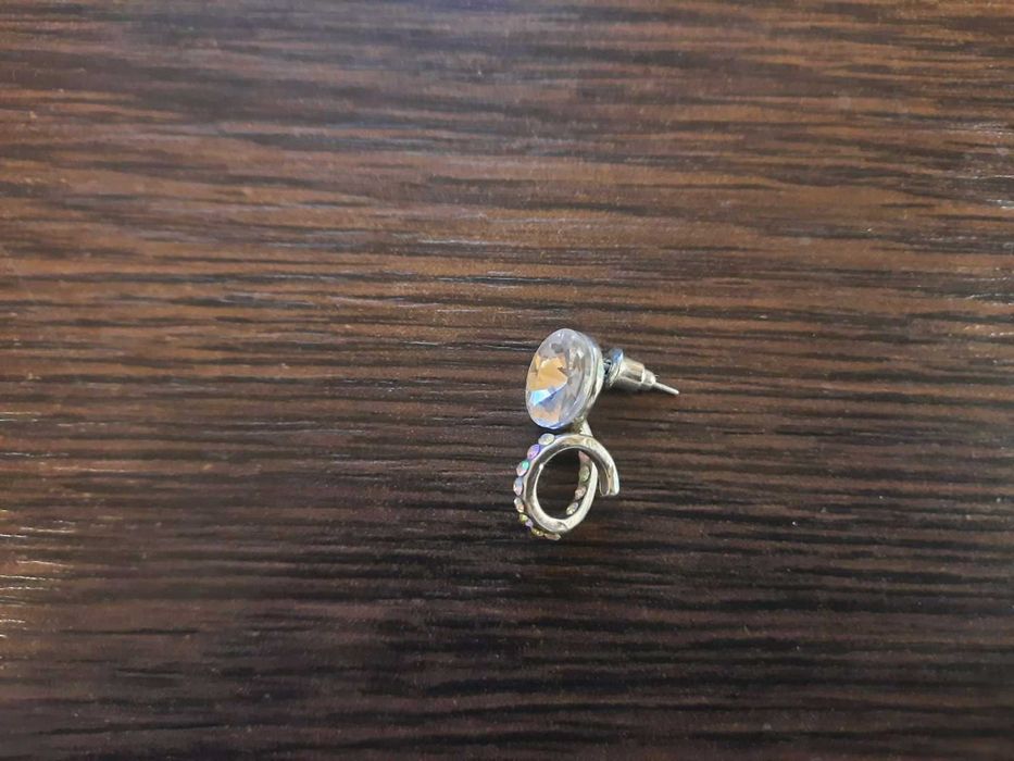 Одна сережка с белым камушком серьги бижутерия