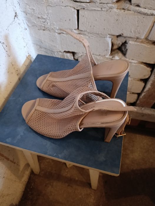 Buty na obcasie beżowe