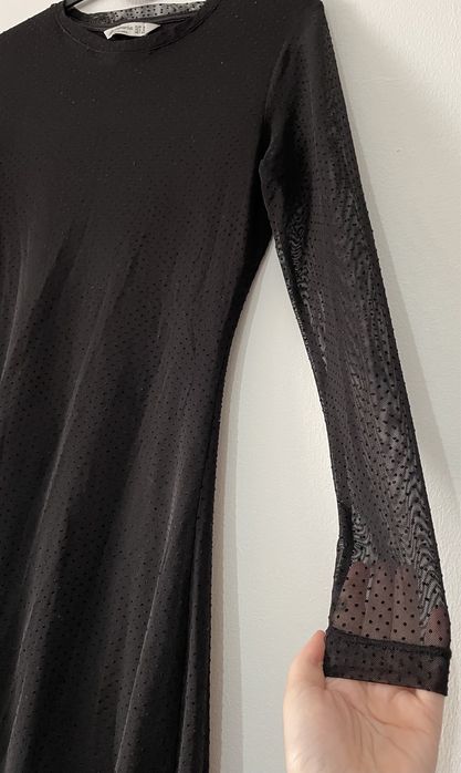 Vestido preto com mangas translúcidas (Stradivarius, tamanho S)