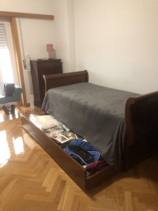 Cama de solteiro/a em madeira