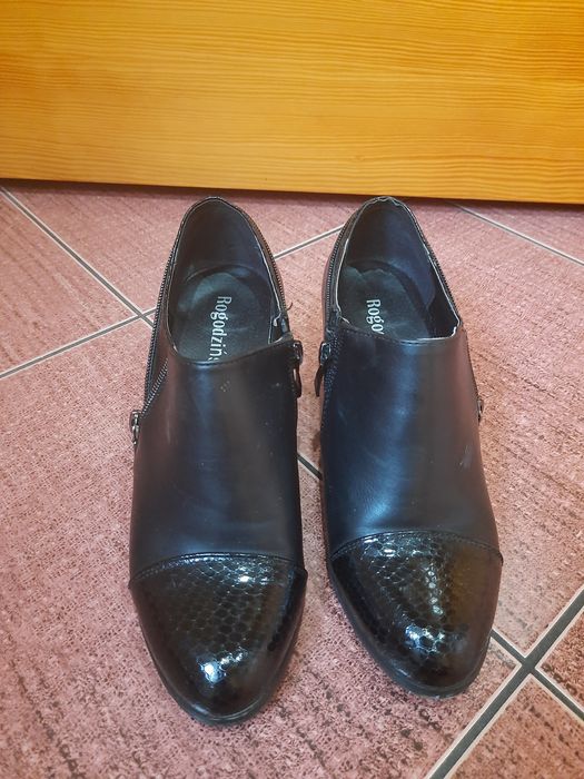 Czarne botki na obcasie