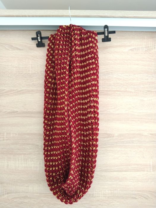 Bordowy błyszczący komin damski