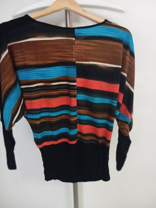 Blusa com riscas coloridas