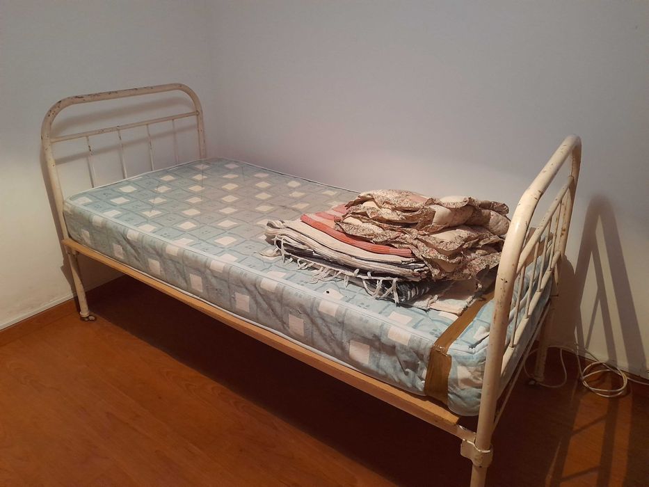 Cama de ferro antiga