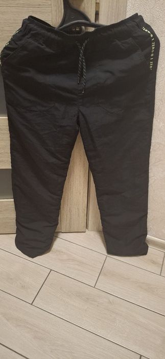 Продам осінньо- зимові штани LC Waikiki на 11-12р.
Зріст146-152, 
П/О талії 32см
П/О бедра - 42с