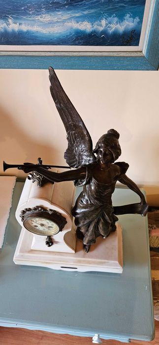 Relógio decorativo de mesa em estilo antigo, com estrutura em bronze e mármore.