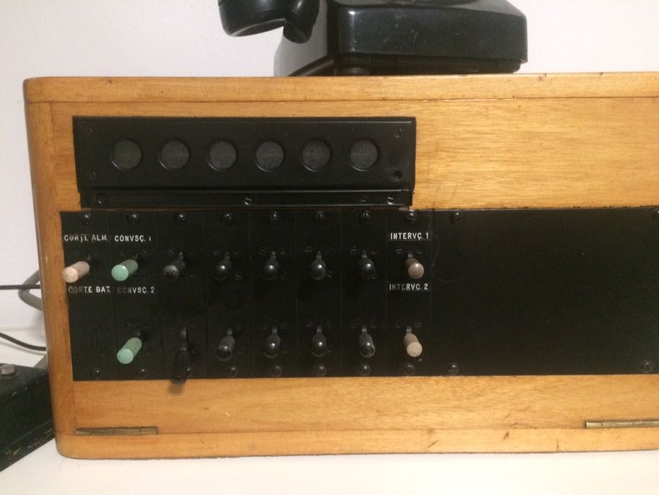 Antiga central telefonica em madeira