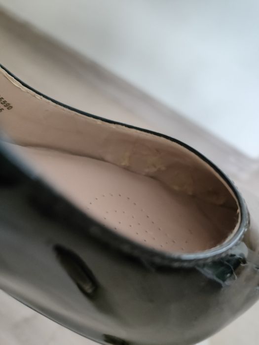 Czarne lakierowane czółenka Clarks