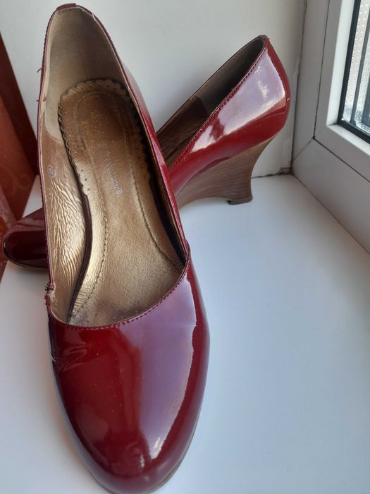 Лаковые красные туфли Монарх