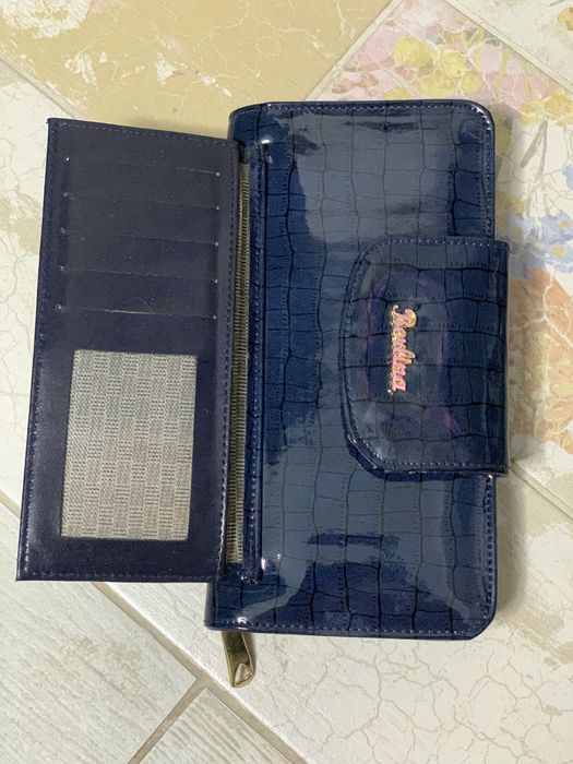 Кошелек синий лаковый, очень стильный и вместительный