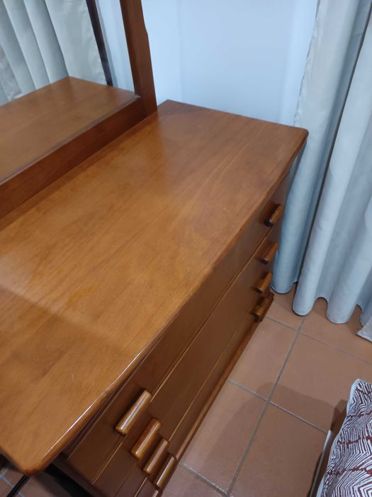 Comoda e mesas de cabeceira