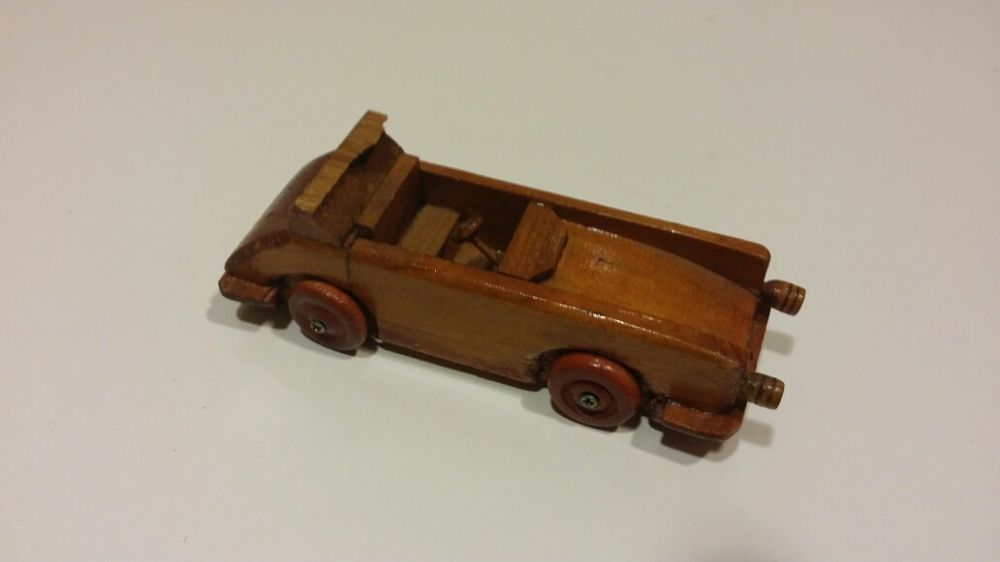 Carrinhos de madeira