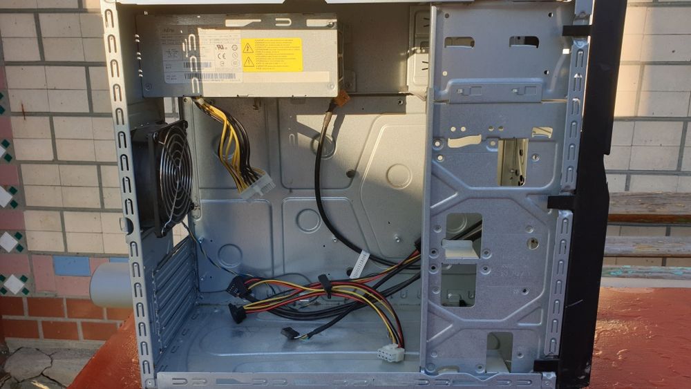 Корпус Fujitsu схоже на Esprimo P556