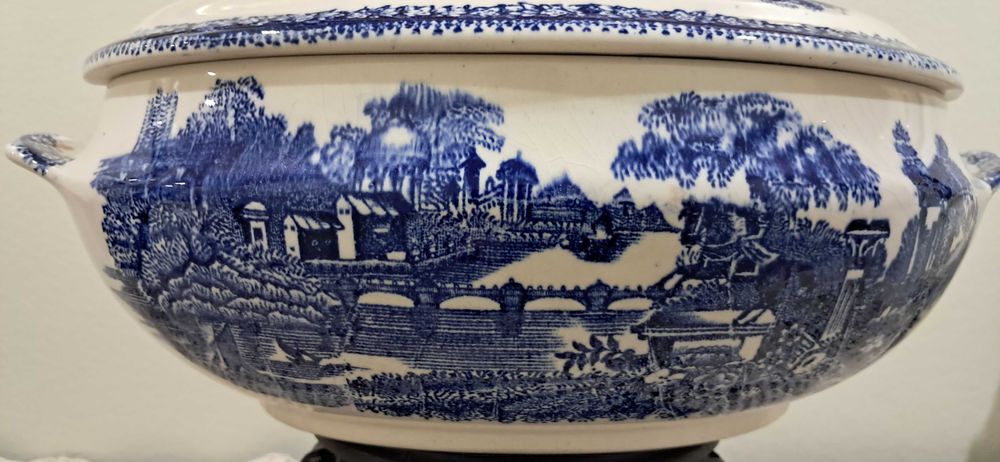 Terrina Sacavem Azul e Branco Estátua