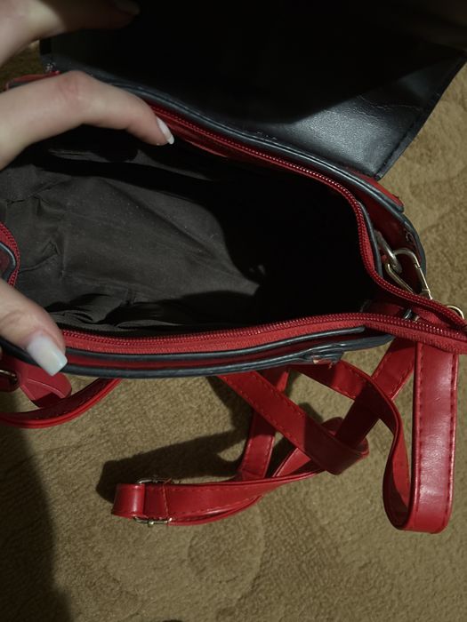 Маленьа червона сумка