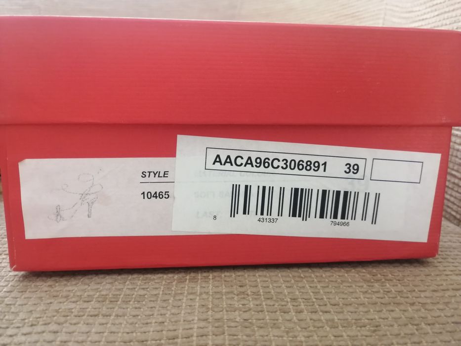 Sandálias douradas Carolina Herrera 39