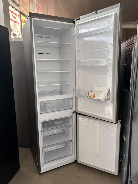 Холодильник з морозильною камерою Samsung RB38C600DSA