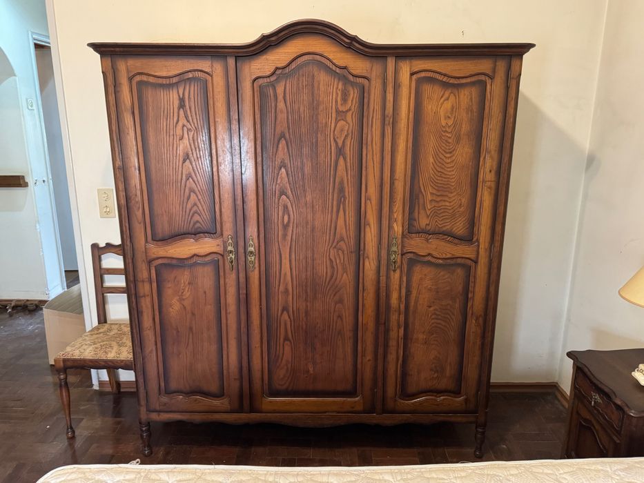 Cama, roupeiro, cómoda e mesinha cabeçeira