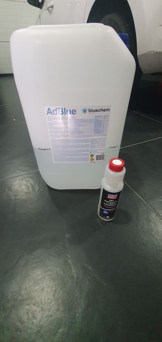 10  Litros adblue e frasco anti-cristalizante.