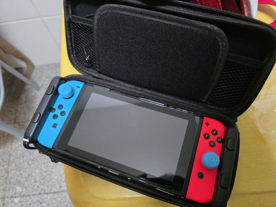Nintendo Switch usada + jogos + comando wireless