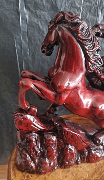 Estatueta escultura marfinite pesada cavalos