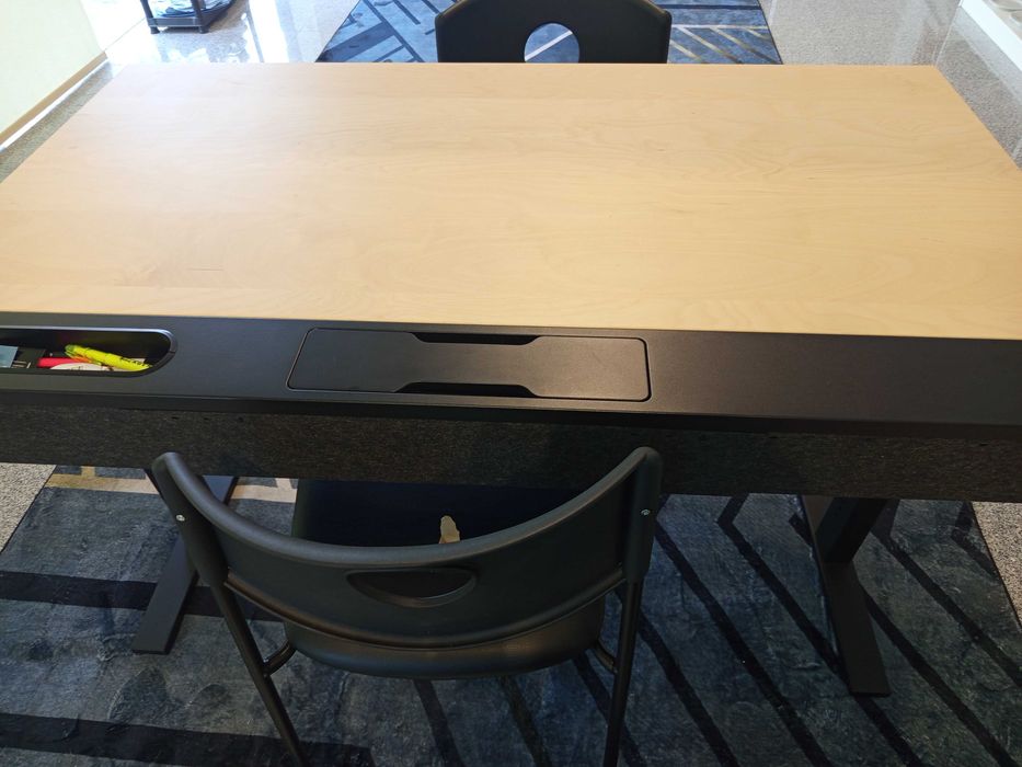 Secretária nova 140×90 + 2 cadeiras