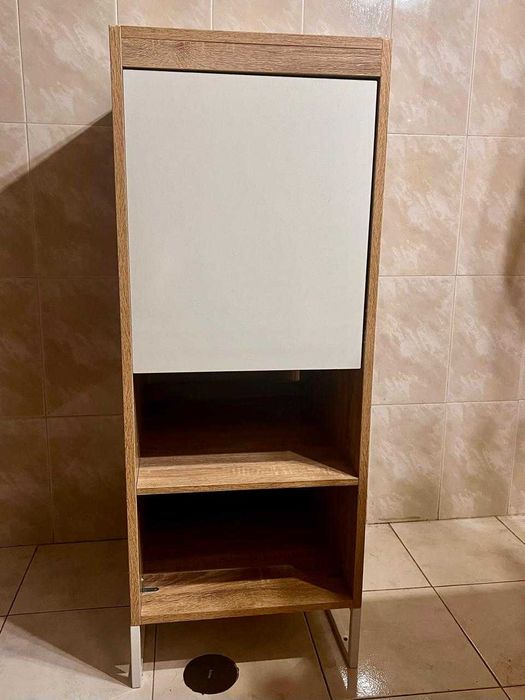 Armário auxiliar em excelente condições, com uma porta e duas prateleiras, formato 40x50x105cm.