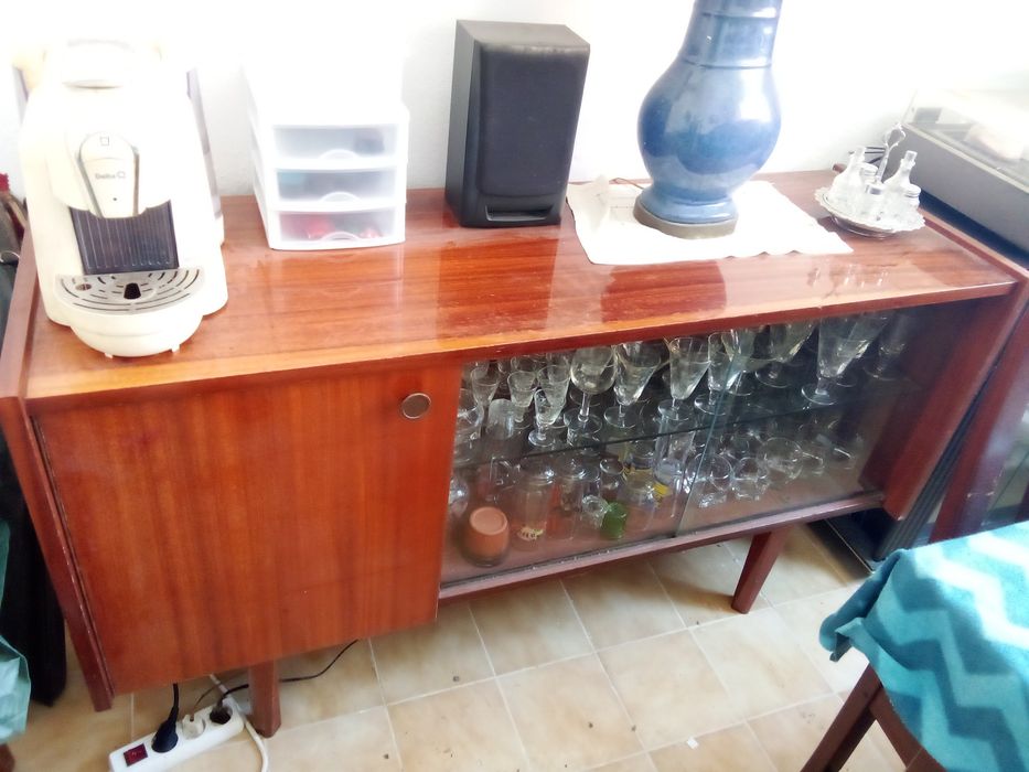 Moveis de casa de jantar envernizado com cadeiras, mesa extensível. Vendo urgente para desocupar.